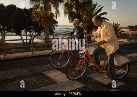 Senior couple à la promenade Banque D'Images