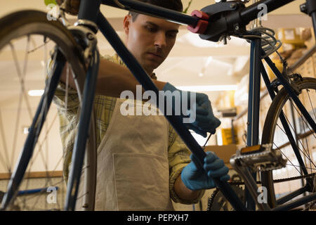 Câble de frein de vélo fixation mécanique en atelier Banque D'Images