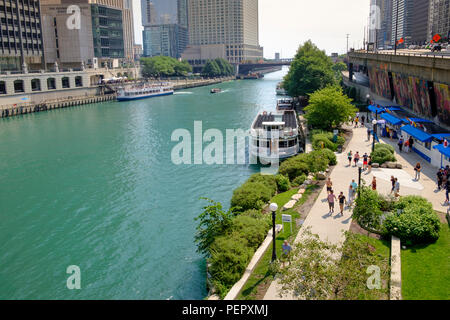 Rivière de Chicago et de Riverwalk et entourant le centre-ville de l'architecture en été, Chicago, Illinois, États-Unis Banque D'Images