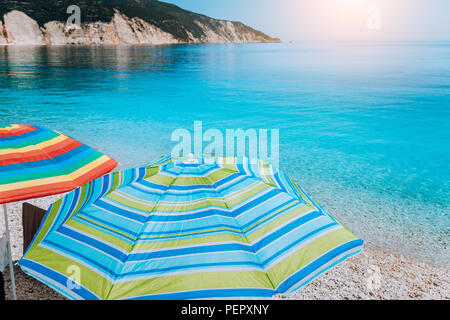 Fteri Beach sur l'île de Céphalonie, Grèce. L'une des plus belles plage de galets intactes avec de l'eau pure d'azur mer émeraude blanc entouré de hautes falaises rocheuses de Kefalonia Banque D'Images