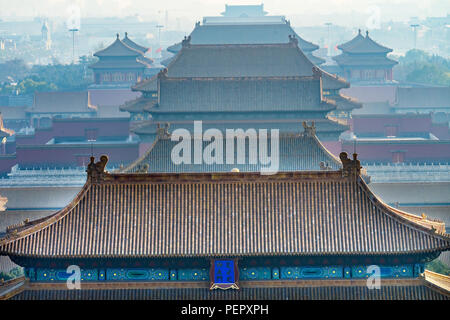 Les toits jaunes Forbidden City Beijing Chine Prise de parc Jinshang en regardant vers la Place Tiananmen des marques déposées. Banque D'Images