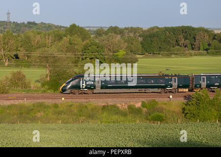 Une première classe 800 Great Western Railway train pei mode bi sur la Great Western main line électrifié près de Didcot Banque D'Images