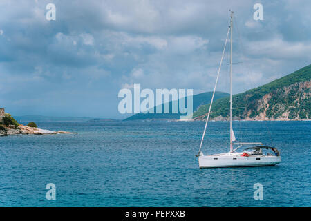 Port de plaisance blanc près du village de pêcheurs, l'île de Céphalonie en Grèce Fiskardo sur journée ensoleillée Banque D'Images