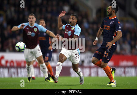 Aaron Lennon du Burnley et Istanbul Mahmut Tekdemir Basaksehir's (à droite) bataille pour la balle au cours de l'UEFA Europa League, troisième tour de qualification match à Turf Moor, Burnley. Banque D'Images