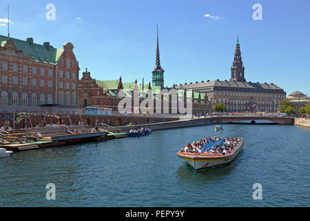 Bateau de croisière Canal Canal de Slotsholm à Copenhague. Le château de Christiansborg, le Parlement, l'ancienne bourse et café à quai et location de kayak. Banque D'Images