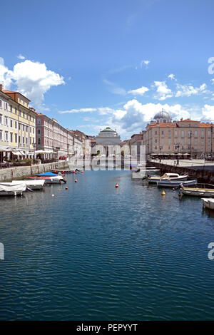 Le Canal Grande avec l'église Sant'Antonio Nuovo à Trieste (Italie). Banque D'Images