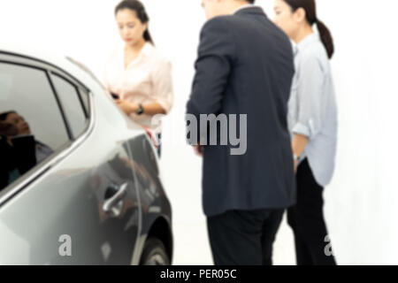 Notion floue deux femme acheter une nouvelle voiture avec vendeur à la salle d'exposition. Banque D'Images