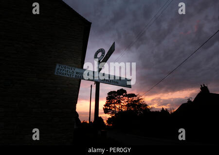 Crossroads sign in Fyfield, Oxfordshire, UK at sunset' Banque D'Images