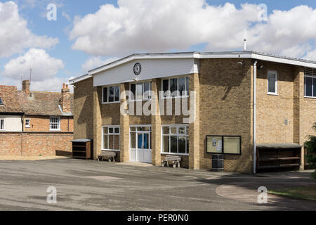 La Lewis Hall dans le parc de l'école Kimbolton, Kimbolton, Royaume-Uni ; il accueille des concerts et des productions musicales pour l'école. Banque D'Images