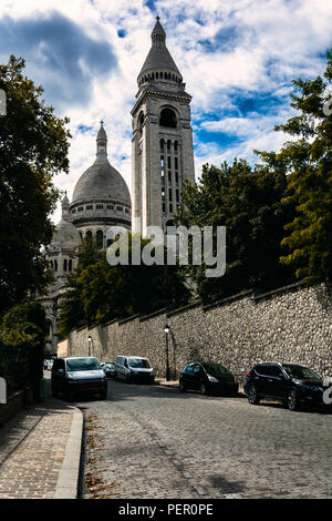 La Cathédrale de calcaire sacré-coeur de Montmartre , paris,France au cours sunnyday avec conopy vert Banque D'Images