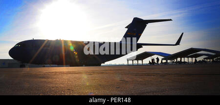 Au cours de la préparation d'un exercice de recherche et sauvetage de combat, un U.S. Air Force C-17 Globemaster III, affecté à la 437e Airlift Wing at Joint Base Charleston, S.C., est assis sur la piste à Whiteman Air Force Base, Mo., le 24 janvier 2016. L'avion a été chargé avec plus de 80 membres de la 442e Escadre de chasse qui, de concert avec leur aile's A-10 Thunderbolt II, fournira un appui aérien rapproché au cours de l'exercice à Patrick AFB, en Floride Banque D'Images