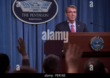 Au Pentagone le 28 janvier 2016, le secrétaire à la Défense Ash carter organise un briefing Force of the future mettant en évidence les réformes visant à améliorer la qualité de vie, la progression de carrière, la préparation et la rétention du personnel militaire. Le briefing couvre la modernisation, le leadership, la réforme des effectifs, l'efficacité opérationnelle et les initiatives stratégiques pour soutenir les militaires, leurs familles et les opérations mondiales du ministère de la Défense. Banque D'Images