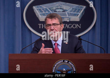 Le secrétaire à la Défense Ash carter organise un point de presse au Pentagone le 28 janvier 2016, annonçant les réformes de la Force of the future conçues pour améliorer la qualité de vie, le développement de carrière, la préparation et la rétention du personnel militaire. Les réformes sont axées sur le leadership, la modernisation de la main-d'œuvre, l'efficacité opérationnelle, la planification stratégique et les initiatives visant à soutenir les missions du ministère de la Défense et les membres du service à l'échelle mondiale. Banque D'Images