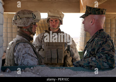 Le Brigadier-général David A. Ottignon, 1er Groupe logistique maritime général commandant, parle avec Lance Cpl. Frederick Vaca et lance le Cpl. Landon Brown, les sapeurs de combat avec du bataillon logistique de combat 5, sur la façon dont ils peuvent influer positivement sur leur unité par un entraînement rigoureux et qui excellent dans leur travail. Ottignon a visité plusieurs unités MLG à bord Marine Corps Air Ground Combat Center Twentynine Palms, en Californie le 26 et 27 janvier 2016, pour parler avec les chefs de service et de les mobiliser et de sous-officiers de marine junior à comprendre de la façon dont les unités ont été fait et quels domaines pourraient être améliorées. (U.S Banque D'Images