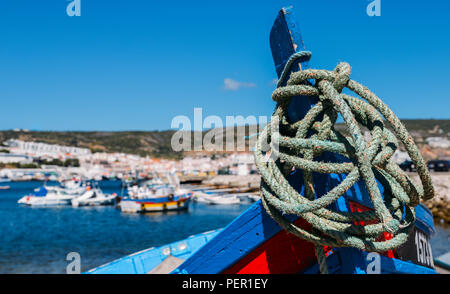 Les bateaux de pêche traditionnels, appelés Aiolas, au port de pêche de Sesimbra, Setúbal, Portugal Banque D'Images