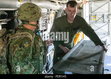 U.S. Marine SSgt. John Logan, MV-22 Osprey, chef de l'équipe de terrain au Japon montre d'autodéfense (JGSDF) soldats la façon le MV-22 Osprey peut être utilisé pour les besoins médicaux, au cours de l'exercice 2016 main de fer à bord de Marine Corps Base Camp Pendleton, en Californie, le 26 janvier. Poing de fer d'exercice permet aux soldats japonais de s'entraîner avec les marines américaine et la conduite des opérations amphibies. (U.S. Marine Corps photo par Lance Cpl. Brandon Maldonado/ libéré) Banque D'Images