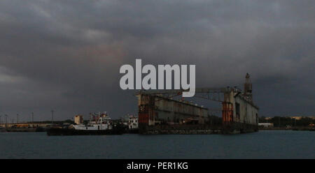 APRA HARBOUR, Guam (jan. 28, 2016) - La cale sèche flottante "Comté" (ADFM-8) reçoit les premiers préparatifs tôt le matin, 28 janvier, avant d'être remorqué à partir de l'enceinte d'Apra Harbor, base navale américaine Guam (NBG), d'un remorquage en haute mer à partir de Guam aux Philippines. (U.S. Photo de Jeff marine Landis, le Major (USMC, ret.)/libérés) Banque D'Images