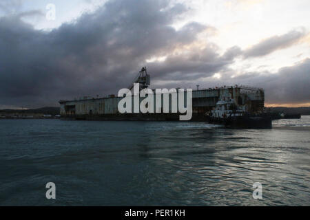 APRA HARBOUR, Guam (jan. 28, 2016) - La cale sèche flottante "Comté" (ADFM-8) a été remorqué à partir de l'enceinte d'Apra Harbor, base navale américaine Guam (NBG), d'un remorquage en haute mer à partir de Guam aux Philippines, janv. 28. (U.S. Photo de Jeff marine Landis, le Major (USMC, ret.)/libérés) Banque D'Images