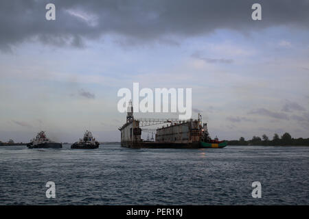 APRA HARBOUR, Guam (jan. 28, 2016) - La cale sèche flottante "Comté" (ADFM-8) a été remorqué à partir de l'enceinte d'Apra Harbor, base navale américaine Guam (NBG), d'un remorquage en haute mer à partir de Guam aux Philippines, janv. 28. (U.S. Photo de Jeff marine Landis, le Major (USMC, ret.)/libérés) Banque D'Images