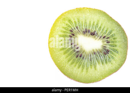 Tranches de Kiwi Macro isolé sur fond blanc en chemin de détourage. Banque D'Images