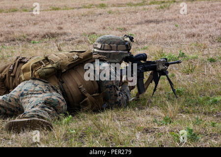 Lance le Cpl. Curtis L. Brown, un carabinier avec Fox compagnie, 2e Bataillon, 8e Régiment de Marines, les voies de fait objectifs gamme sur le terrain lors d'un exercice à Camp Lejeune, en Caroline du Nord, le 28 janvier 2016. L'entreprise base d'infanterie renforcée à tous les niveaux, à commencer par le feu tactique de l'équipe avant d'avancer au niveau de l'escouade d'exercices. (U.S. Marine Corps photo par le Cpl. Paul S. Martinez/libérés) Banque D'Images