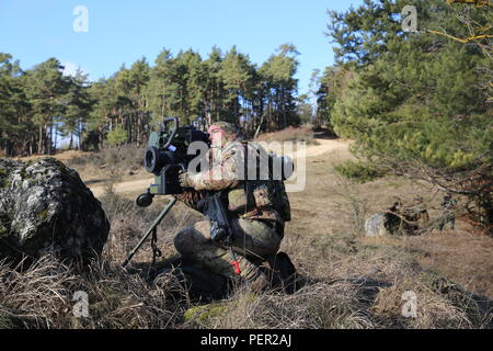 Un soldat italien de la Brigade Garibaldi vise un javelot épaule-tiré des missiles tout en cherchant des tanks ennemis simulés au cours de l'effort à l'esprit des alliés IV multinationales conjointes de l'armée américaine dans le centre de préparation Hohenfels Domaine de formation, l'Allemagne, le 29 janvier 2016. Exercer l'esprit des alliés IV est une Europe de l'armée américaine-dirigé, 7e armée multinationale interarmées de commandement de formation menées à un exercice multinational qui est conçu pour préparer les forces en Europe pour l'exploitation d'ensemble par l'exercice de l'interopérabilité tactique et les tests des communications sécurisées au sein de l'OTAN, les membres de l'Alliance et des pays partenaires. Banque D'Images