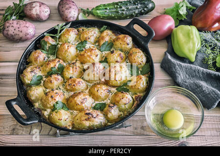 Les jeunes pommes de terre avec du fromage cottage sont cuits au four. Banque D'Images