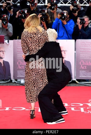 Hayley Atwell et Emma Thompson (à droite) à la Loi sur l'enfance de Premiere, Londres. Banque D'Images