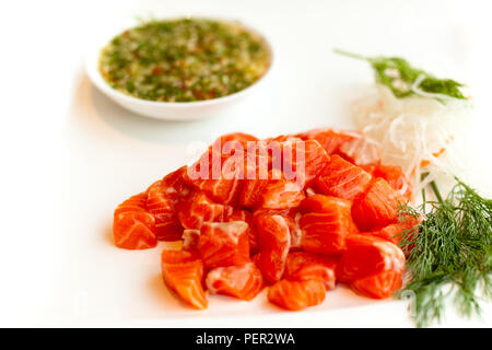 Tranches de saumon sauce épicée salade dans un style thaï. Banque D'Images