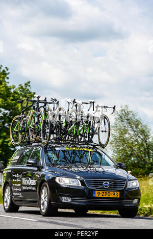 Waowdeals voiture en passant par le soutien de l'équipe de Taintignies, Suffolk, UK, au cours de la visite des femmes de Bretagne cycliste. Avec des vélos sur le toit et de l'équipage Banque D'Images