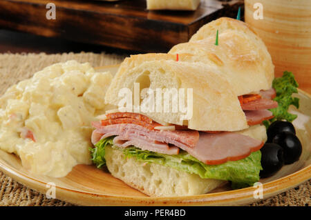 Tranches d'un sous-marin italien sandwich avec salade de pomme de terre Banque D'Images