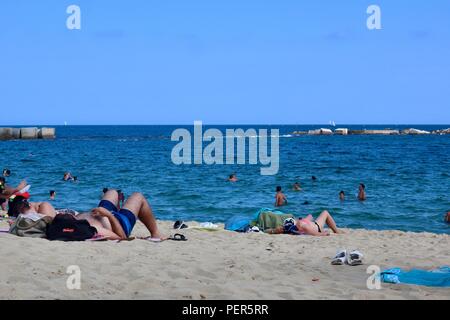 Les personnes bénéficiant de Platja de la nova icaria / plage Nova Icaria à Barcelone, Espagne. Été chaud après-midi d'août 2018. Banque D'Images