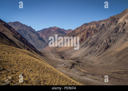 Montagnes et route près de Los Penitentes at Cordillera de los Andes - La Province de Mendoza, Argentine Banque D'Images