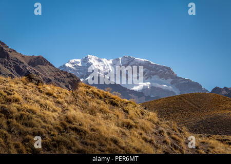 Aconcagua face sud vue depuis le parc provincial de l'Aconcagua dans la cordillère des Andes - La Province de Mendoza, Argentine Banque D'Images