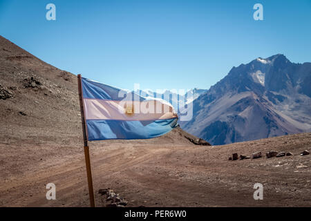 Drapeau de l'Argentine avec Cerro Tolosa sur la montagne en arrière-plan Cordillera de los Andes - La Province de Mendoza, Argentine Banque D'Images