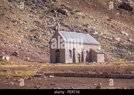 Capilla de las Nieves Chapelle à Puente del Inca ou pont Inca près de Cordillera de los Andes - La Province de Mendoza, Argentine Banque D'Images