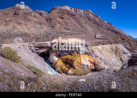 Puente del Inca ou pont Inca près de Cordillera de los Andes - La Province de Mendoza, Argentine Banque D'Images