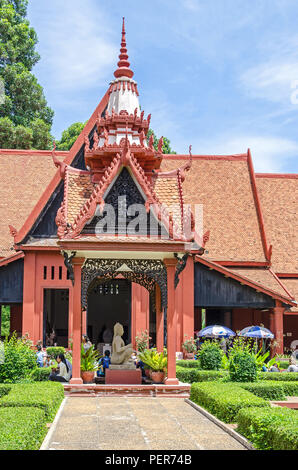 Phnom Penh, Cambodge - 8 Avril, 2018 : Cour du Musée National de Cambodge avec les bâtiments du musée, inspiré par l'architecture de temple Khmer Banque D'Images