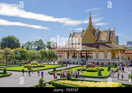 Phnom Penh, Cambodge - 8 Avril, 2018 : Phochani Pavilion (salle de danse ou Dance Theatre) du palais royal du Cambodge, actuellement utilisé pour Royal/24 Banque D'Images