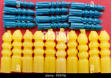 Jaune et bleu bouchons à vis en plastique, de différentes tailles Banque D'Images