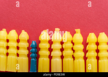 Les bouchons à vis en plastique, montrant une différence Banque D'Images