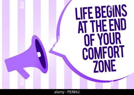 Écrit remarque montrant la vie commence à la fin de votre zone de confort. Photo d'affaires mettant en vedette Faire des changements évoluer grandir mégaphone violet haut-parleur stri Banque D'Images