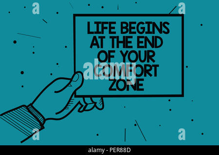 Écrit remarque montrant la vie commence à la fin de votre zone de confort. Photo d'affaires mettant en vedette Faire des changements évoluer grandir man main holding paper communicat Banque D'Images