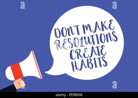 Main conceptuel écrit, indiquant ne pas prendre des résolutions créer des habitudes. Texte photo d'affaires de routine pour tous les jours pour atteindre des objectifs Man holding megaph Banque D'Images