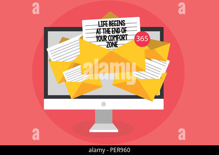 Écrit remarque montrant la vie commence à la fin de votre zone de confort. Photo d'affaires mettant en vedette Faire des changements évoluer grandir ordinateur de recevoir des courriels importa Banque D'Images