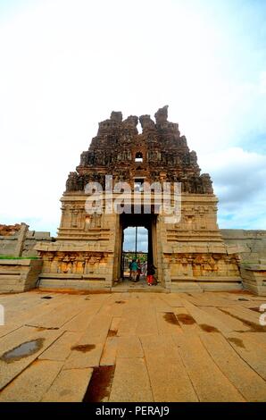 Darwaja sculpté, Vitthala Temple complexe, Hampi, Karnataka, Inde Banque D'Images