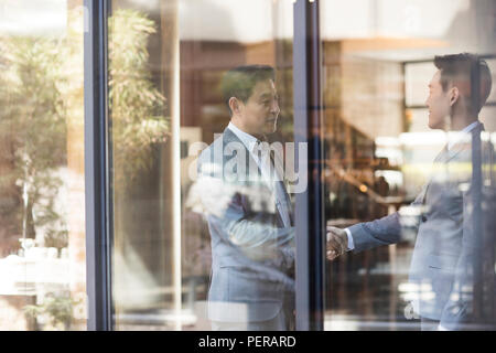Certains businessmen shaking hands Banque D'Images