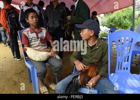 Bac Ha, au Vietnam. Le 05 août, 2018. Les enfants en photo avec leurs coqs en vente à l'hebdomadaire 'HA' Bac à Bac Ha marché, Lao Cai Province, Vietnam. Plusieurs minorités ethniques qui vivent dans les régions montagneuses du nord-ouest du Vietnam, se rassemblent à ce marché pour acheter et vendre une grande variété de biens et de bétail. Credit : Jorge Sanz/Pacific Press/Alamy Live News Banque D'Images