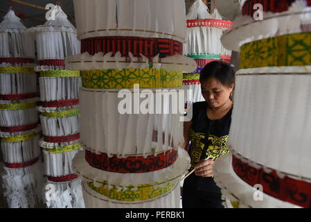 Bac Ha, au Vietnam. Le 05 août, 2018. Les peintures d'une femme au cours de l'hebdomadaire 'HA' Bac à Bac Ha marché, province de Lao Cai, au nord-est du Vietnam. Credit : Jorge Sanz/Pacific Press/Alamy Live News Banque D'Images