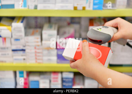 La numérisation des codes à barres pharmacien dans une pharmacie de médicaments de médecine pharmacie. Banque D'Images